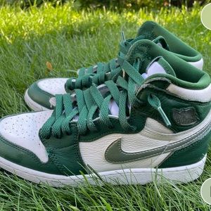 Nike Air Joran 1 Gorge Green size 5 kids fits a 6.5 women’s. worn a couple times